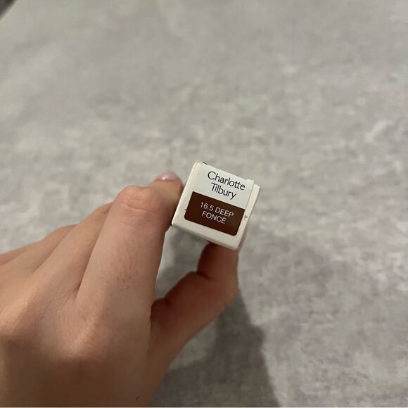 Charlotte Tilbury Beautiful Skin Radiant Concealer - 16.5 Deep - Picture 3 of 9